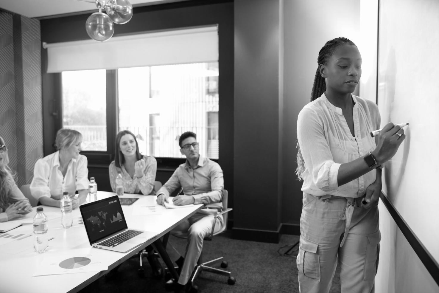 Modernes Büro mit offener Arbeitsatmosphäre für Budgetberatung